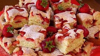 prăjitură pufoasă cu căpșuni