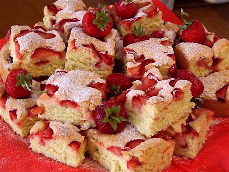 prăjitură pufoasă cu căpșuni