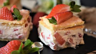 prăjitură pufoasă cu căpșuni