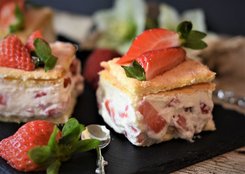 prăjitură pufoasă cu căpșuni