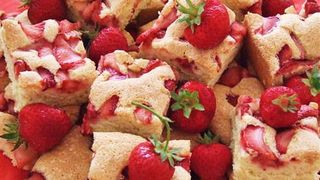 prăjitură pufoasă cu căpșuni