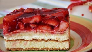 prăjitură pufoasă cu căpșuni