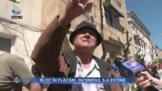 Bloc &icirc;n flăcări, incendiul s-a extins