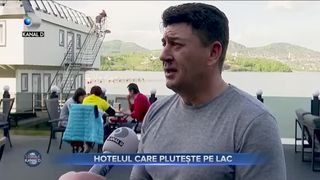 Hotelul care plutește pe lac