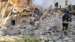 Război Rusia-Ucraina, ziua 74. Rușii au bombardat o școală în care se adăposteau 90 de oameni. Toți civilii din Azovstal, evacuați