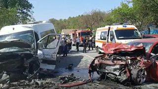  Șase oameni au fost răniți după ce un microbuz și un autoturism s-au ciocnit frontal