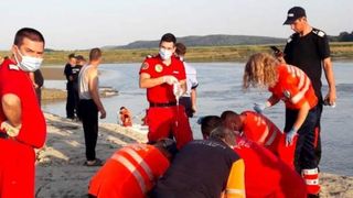 Soția bărbatului din Bacău, care și-a aruncat cei doi copii în râu, a făcut primele declarații: „Ne-am certat, m-a bătut...”