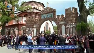 Gigi Becali, înconjurat de oameni la slujbă