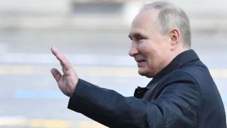 Noi semne ale bolii lui Vladimir Putin. Ce a făcut în timpul paradei militare de la Moscova