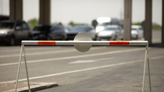 Doi rom&acirc;ni urmăriţi internaţional de autorităţile din Franţa şi Belgia, prinşi &icirc;n judeţul Bihor. Ei sunt acuzați de trafic de migranți