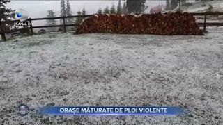 Orașe măturate de ploi violente