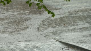 VIDEO - Alertă emisă de meteorologi: vreme extremă în mai. Caniculă în sudul țării, dar și ploi torențiale și grindină