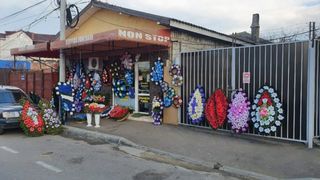 Familia unui tânăr mort într-un accident rutier face apel să se facă donații pentru  copii nevoiași în loc de coroane