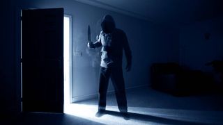 O pensionară din Suceava a fost amenințată în propria casă de hoțul care voia să îi fure banii. Bărbatul purta mască chirurgicală