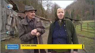 VIDEO Asta-i România! | Într-un cătun din Hunedoara, doi bătrâni își țin de urât unul altuia, după ce au rămas singuri în tot satul 