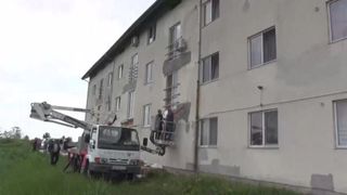 VIDEO - Locatarii mai multor blocuri din Arad s-au trezit că pășesc &icirc;n gol, după ce primăria le-a demolat balcoanele
