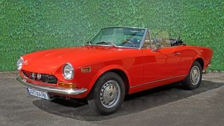 Mașina familiei Ceaușescu, scoasă la licitație &icirc;n Capitală