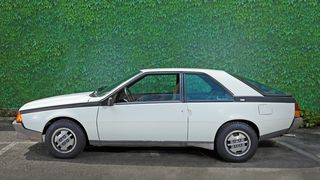 Mașina familiei Ceaușescu, scoasă la licitație în Capitală