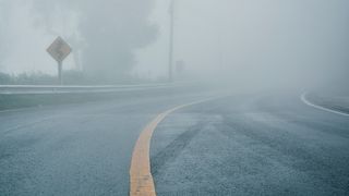 Cod galben de ceaţă &icirc;n zone din cinci judeţe situate &icirc;n Transilvania, miercuri dimineaţa