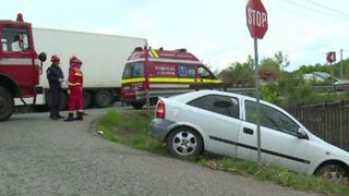 Un șofer a intrat în șanț, de teamă să nu fie izbit de un camion