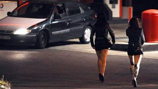 Un bărbat a fost jefuit de două prostituate. Românul a rămas fără 3.500 de euro