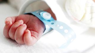 Un bebeluș de doar trei luni găsit mort lângă mama sa într-un centru social din Vaslui. Cea care i-a dat viață este minoră