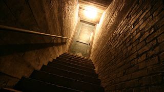 Un schelet uman a fost descoperit &icirc;n subsolul unui bloc. &Icirc;ncăperea nu mai fusese deschisă de 10 ani