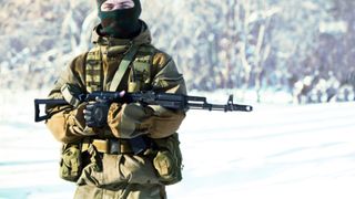 Un videoclip prezintă soldaţi ruşi care împuşcă şi ucid doi civili neînarmaţi. Una dintre victime a murit într-o baltă de sânge