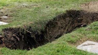 Un bărbat a pierit în timp ce își îngropa soția. Omul a vrut să ascundă crima, dar a făcut infarct