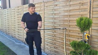 Descoperire uluitoare într-o gospodărie din Drobeta Turnu Severin. Un șarpe de aproape 2 metri a fost găsit pe gardul locuinței