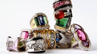 Un poliţist din Constanța a fost trimis în judecată de DNA. Bărbatul a înlocuit aproape 15 kilograme de bijuterii ridicate în urma unei percheziţii