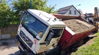 Stradă surpată &icirc;n Brașov, sub greutatea unui camion