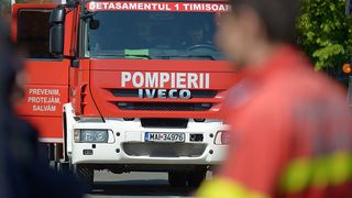 Două mari depozite din Oradea au luat foc