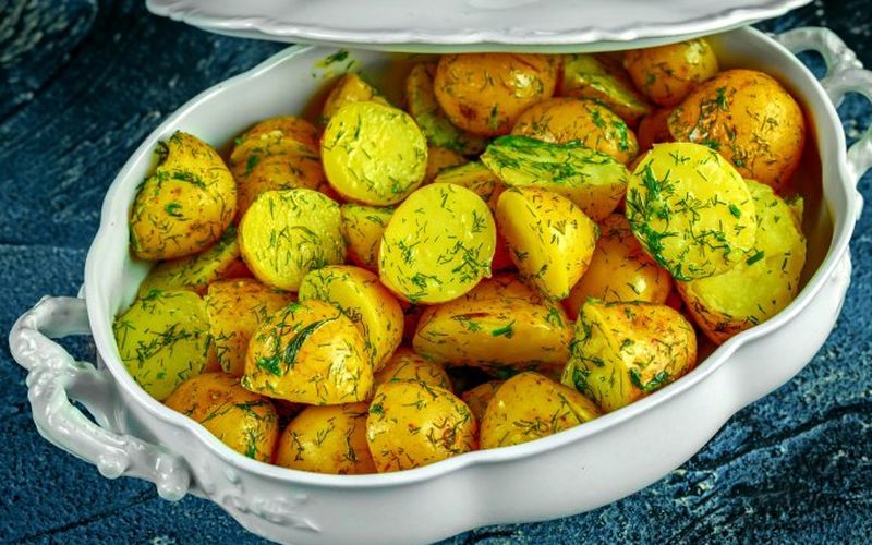 rețetă cartofi noi la cuptor