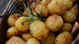 rețetă cartofi noi la cuptor