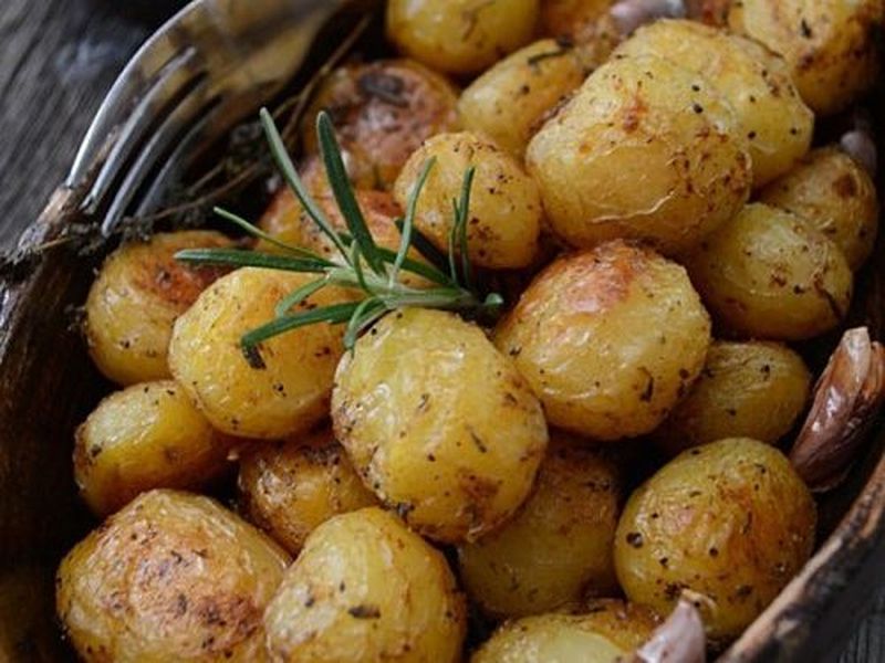 rețetă cartofi noi la cuptor