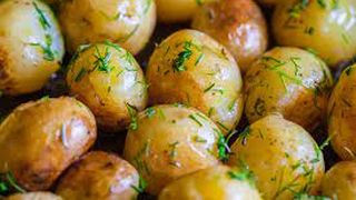 Aşa faci cei mai buni cartofi noi la cuptor! Reţeta pe care trebuie să o încerci