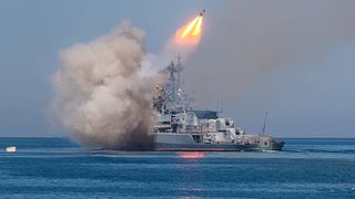 O navă rusească a luat foc în Marea Neagră. Pericolul este la doar 30 km de România