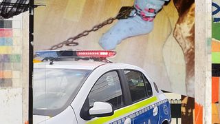 VIDEO - O fetiță de 10 ani, legată cu lanțul de piciorul patului de bunica ei