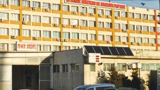 Un pacient cu afecțiuni psihice s-a aruncat de la geamul Spitalului Județean de Urgență Ploiești