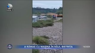 A rămas cu mașina în râul Bistrița
