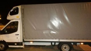 O dubă românească a fost oprită pe o autostrada din Ungaria. Polițiștii maghiari au avut un șoc când au ridicat prelata