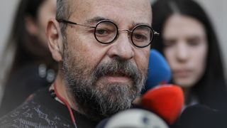 Sute de persoane protestează în fața Penitenciarului Rahova. Oamenii îl susțin pe Piedone