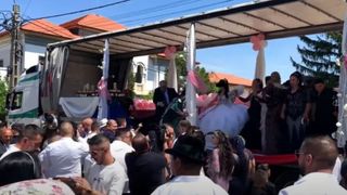 VIDEO - Petrecere de nuntă în remorca unui tir, în Strehaia
