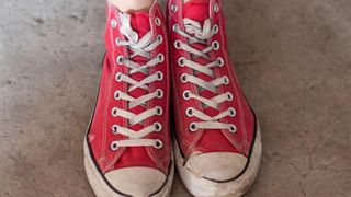 Întâmplare șocantă: o adolescentă de 15 ani a căzut de la etajul al patrulea al unui bloc din Bucureşti