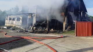 Incendiu devastator la Botoșani. Flăcările au cuprins un atelier de mobilă, o casă şi un magazin