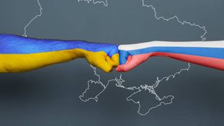 Un sat de pe teritoriul Rusiei a fost atacat. Au fost lovite trei case și o școală