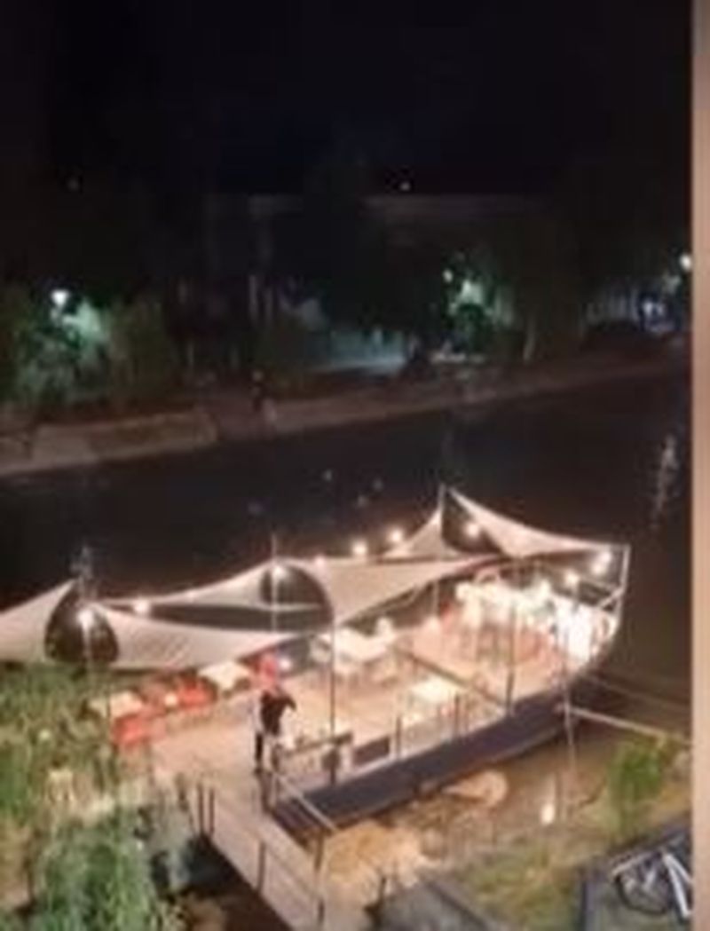 tinere goale în râul bega