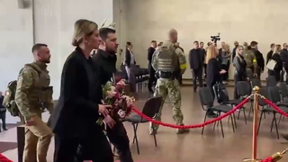 VIDEO Prima apariţie publică a cuplului prezidenţial ucrainean de la &icirc;nceputul războiului. Aceștia au mers la o &icirc;nmorm&acirc;ntare