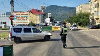 Un polițist din Neamț a fost luat la palme și târât pe capotă 